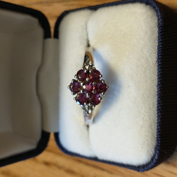 Flower inspired deep ruby red ring - Picture 4 of 14
